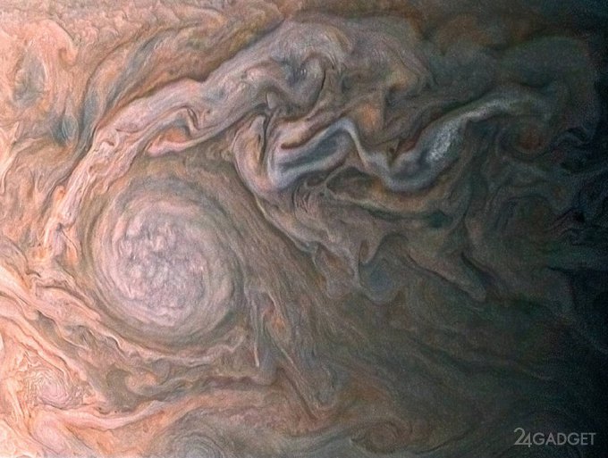 Неподражаемые фотографии грозовых облаков Юпитера (5 фото)