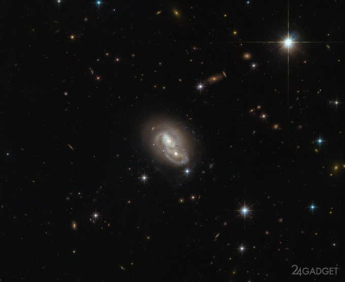Hubble запечатлел две мимолётные галактики (2 фото)