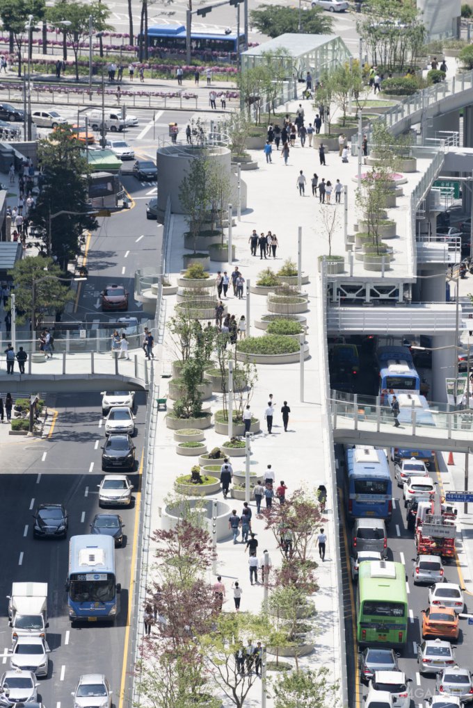 Автостраду в центре Сеула превратили в ботанический сад (19 фото)