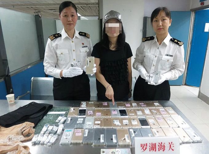 В Шэньчжэне поймали контрабандистку с 20 кг iPhone (4 фото)