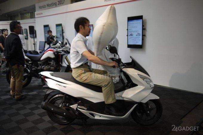 Подушка безопасности для скутеров от Honda (3 фото)