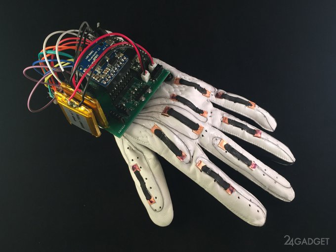 "Smart" glove converts the language of gestures into text (3 photos + video)