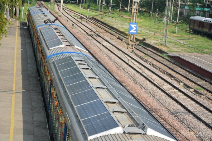 В Индии запущен первый поезд с солнечными панелями (7 фото)
