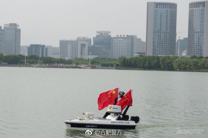 Тонущих китайцев теперь спасает беспилотный катер (4 фото)