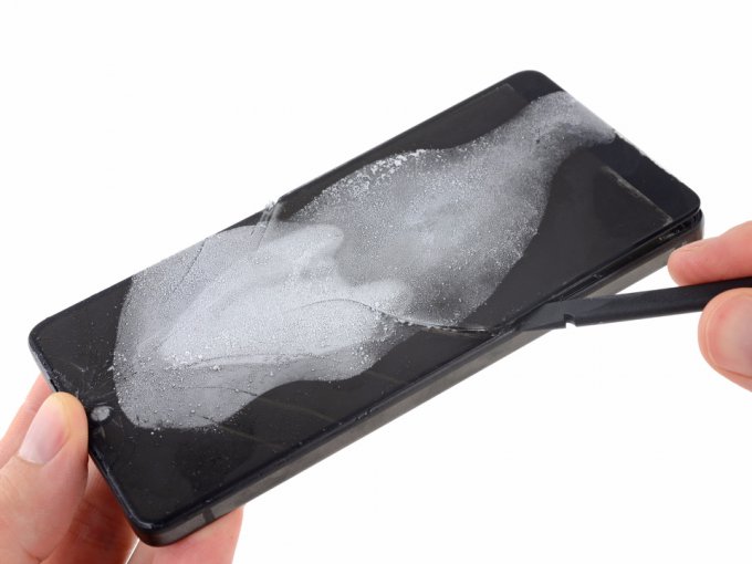 Специалисты iFixit оценили Essential Phone как абсолютно неремонтопригодный