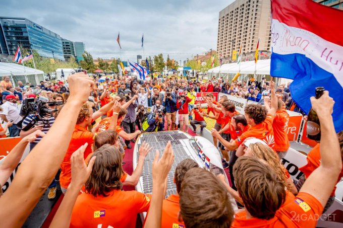 В международной гонке солнцемобилей победили голландцы (13 фото)
