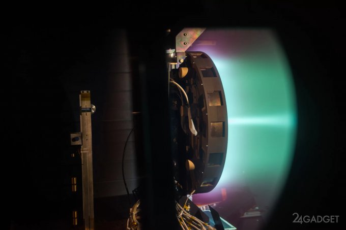 В NASA испытали ионный двигатель для полета на Марс (3 фото)