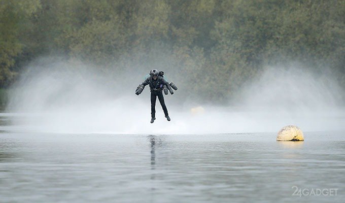 Британец в летающем костюме, как у Железного человека, установил рекорд скорости (5 фото + видео)