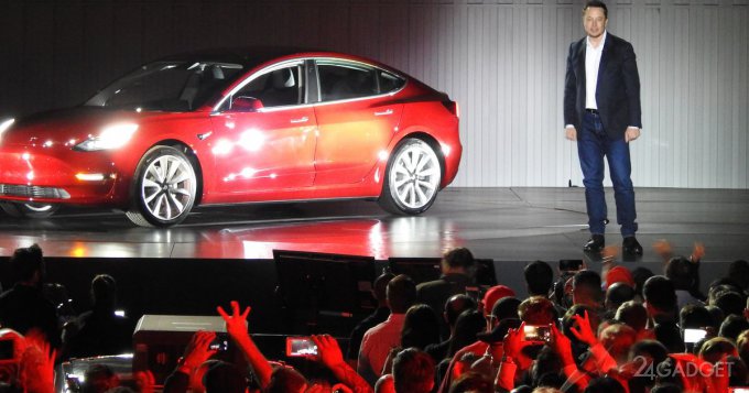 Новинки Tesla: электрогрузовик Semi и спортивный электрокар Roadster (20 фото + 2 видео)