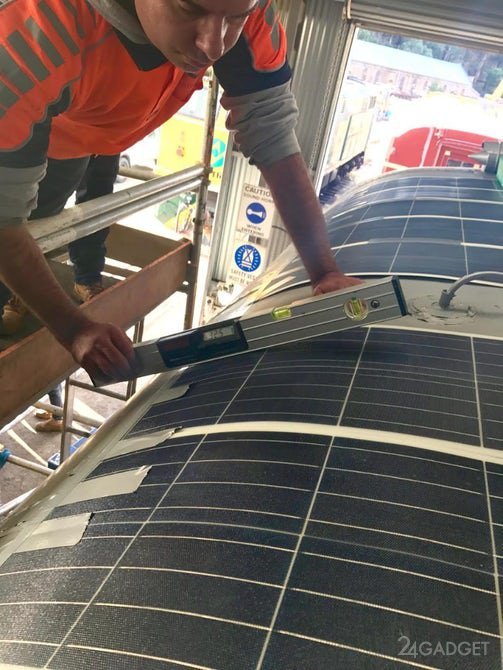В Австралии курсирует первый в мире полностью "солнечный" электропоезд (6 фото)