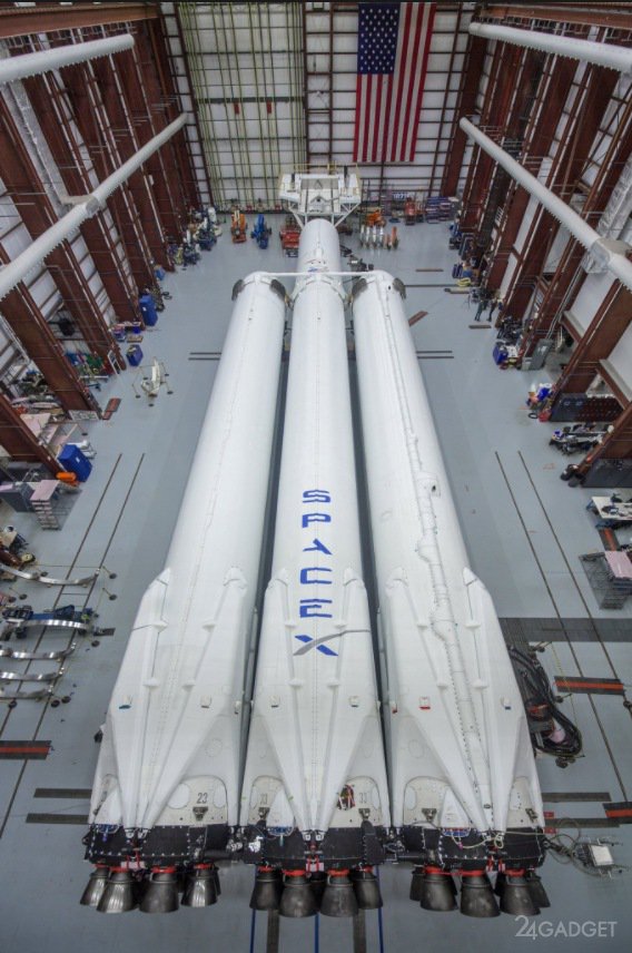 Появились первые снимки ракеты-носителя Falcon Heavy