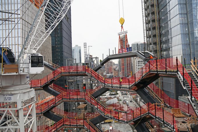 В Нью-Йорке строят смотровую площадку с «бесконечной лестницей» (26 фото + видео)