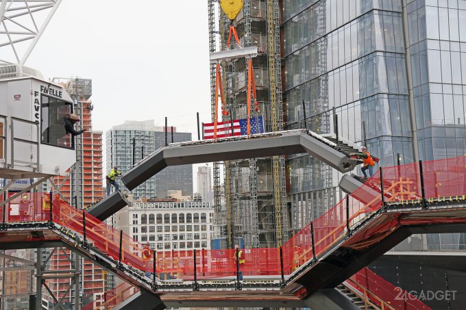 В Нью-Йорке строят смотровую площадку с «бесконечной лестницей» (26 фото + видео)