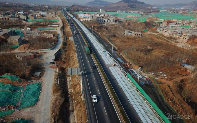 В Китае строят трассу из солнечных панелей (8 фото)
