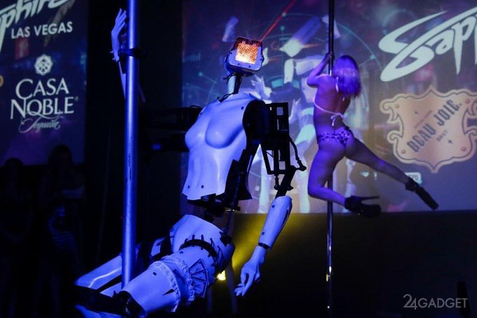 Посетителей выставки CES развлекают роботы-стриптизерши (12 фото + 2 видео)