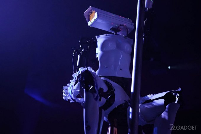 Посетителей выставки CES развлекают роботы-стриптизерши (12 фото + 2 видео)