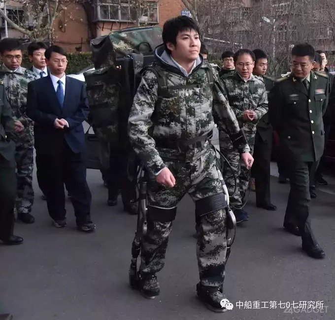 У китайских военных появятся новые экзоскелеты (6 фото)