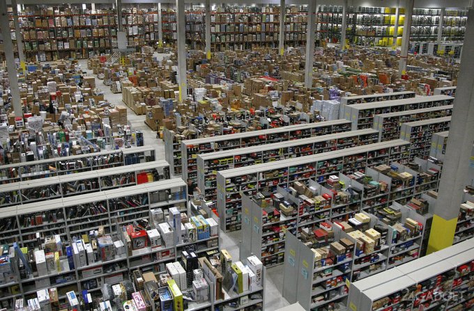 Amazon наденет на сотрудников браслеты, отслеживающие их движения (6 фото)