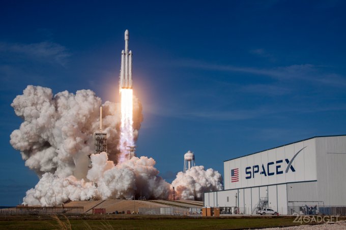 SpaceX успешно запустила сверхтяжелую ракету Falcon Heavy (7 фото + видео)