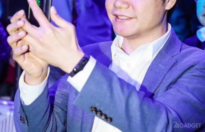 Глава Xiaomi случайно «засветил» неанонсированный Mi Band 3 (4 фото)