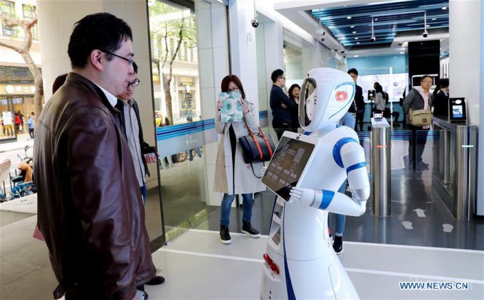В этом банке Шанхая всех людей заменили роботами (4 фото)