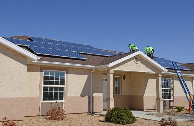 Калифорнийцам придётся возводить дома исключительно с солнечными панелями (3 фото)
