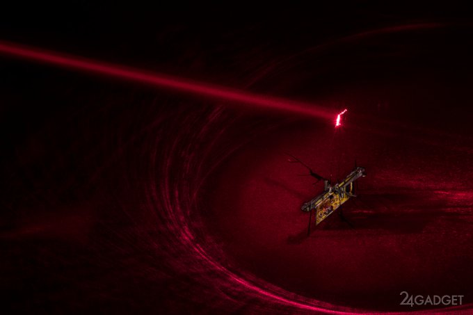 Робота-муху научили заряжаться от лазерного луча (4 фото + видео)