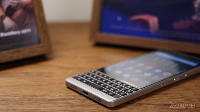 Новый смартфон от BlackBerry всё ещё кнопочный (16 фото + 2 видео)