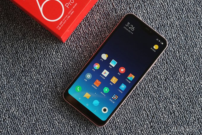 Xiaomi Redmi 6 Pro: доступный смартфон с "монобровью" и двойной камерой (8 фото)