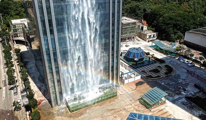 Китайский небоскреб превратили в 100-метровый водопад (5 фото + видео)