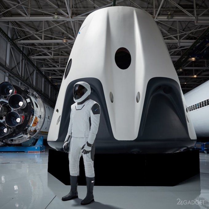 Астронавт NASA рассказала о преимуществах скафандров от SpaceX и Boeing (5 фото)