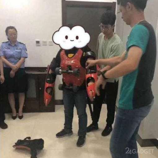 Китаец устроил езду по городу в роликовом костюме Джеки Чана (3 фото + видео)