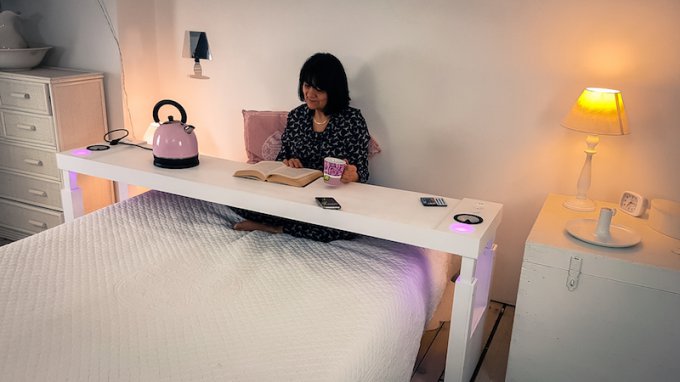 С новым столом можно весь день оставаться в постели (12 фото + видео)