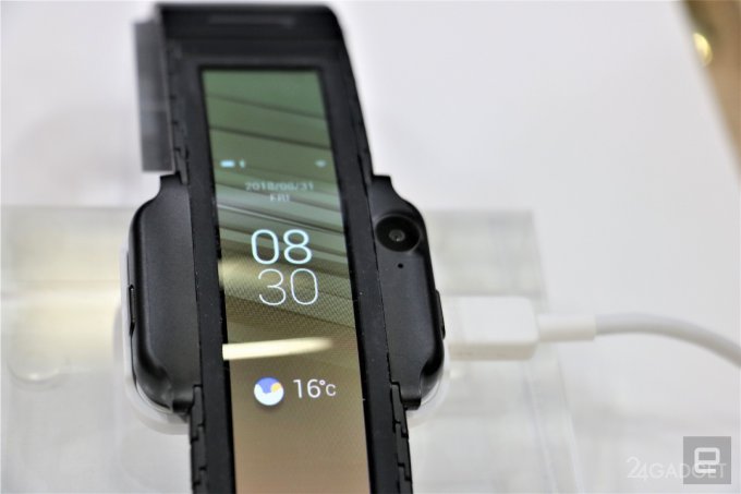 Nubia привезла на выставку гибкий смартфон-часы (12 фото + видео)