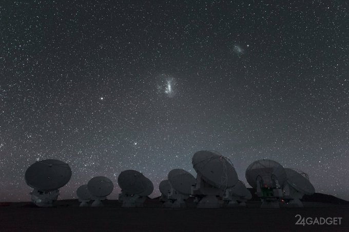 Астрономы зафиксировали столкновение двух галактик (4 фото)