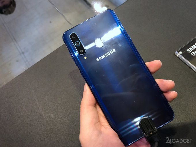 Galaxy A8s — первый смартфон Samsung с «дырявым» дисплеем (16 фото)