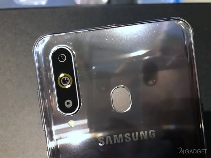 Galaxy A8s — первый смартфон Samsung с «дырявым» дисплеем (16 фото)