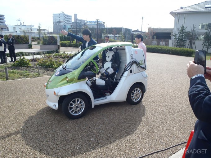 Японский Musashi водит авто не хуже российского робота Фёдора (6 фото + видео)