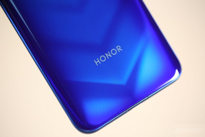 Honor повторно презентовал свой первый "дырявый" смартфон (21 фото)