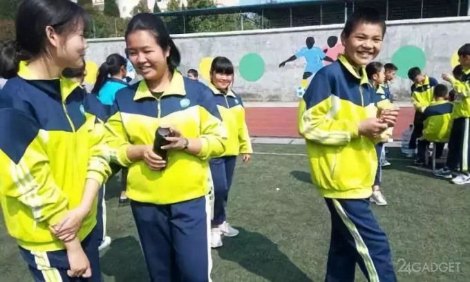 Китайским школьникам не дают спать и прогуливать школу (3 фото)