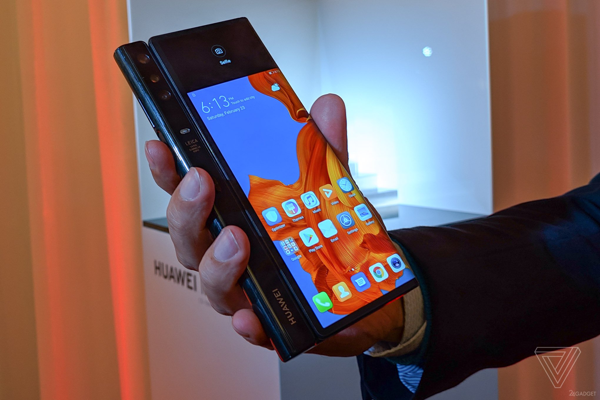 Смартфоны раскладушки 2024. Хуавей раскладной смартфон Mate x. Huawei Mate складной смартфон. Хуавей мате складной экран. Складной смартфон 2021 Хуавей.