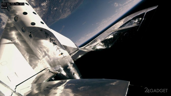 В космос отправился первый пассажир Virgin Galactic (2 фото + 2 видео)