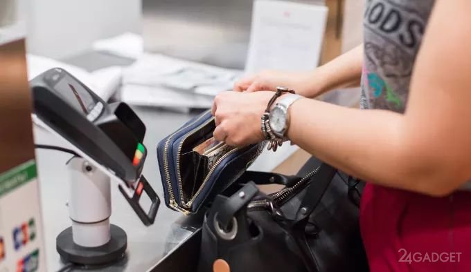 Сбербанк позволит снимать деньги с карты через кассы магазинов (3 фото)