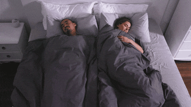 Создано идеальное одеяло, под которым пары перестанут ссориться (4 фото + видео)