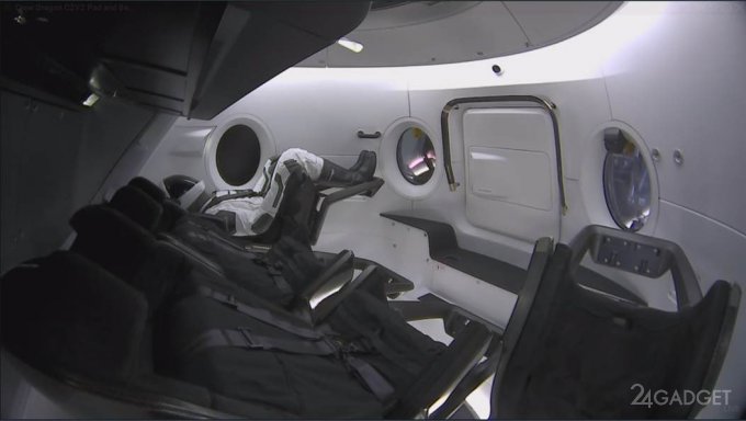 Космическая капсула Crew Dragon успешно возвратилась на Землю (4 фото + видео)