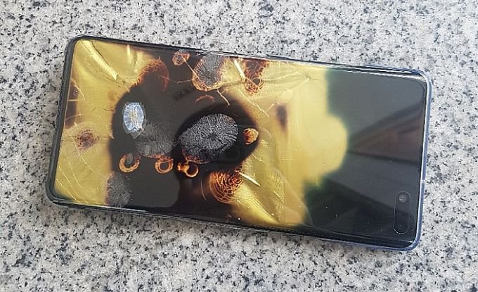 Зафиксирован первый случай возгорания Samsung Galaxy S10 5G (4 фото)