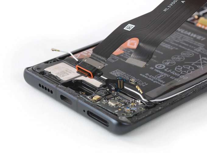 Отремонтировать сломавшийся Huawei P30 Pro будет сложно (16 фото)