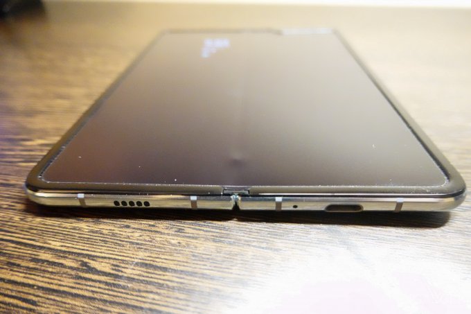 Вердикт журналистов или как дисплеи Samsung Galaxy Fold сломались почти сразу после получения (3 фото + 2 видео)