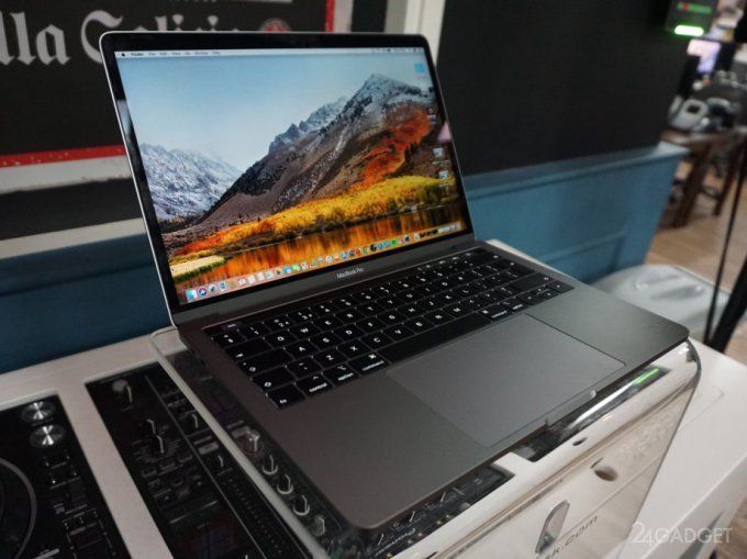 Apple улучшила MacBook Pro новыми процессорами и клавиатурой (4 фото)