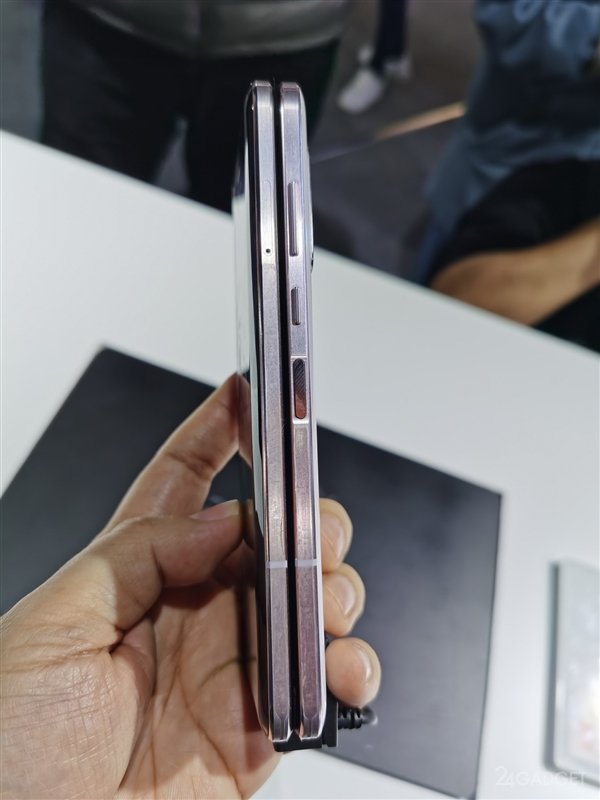 Анонсирована вторая складная модель смартфона от Samsung